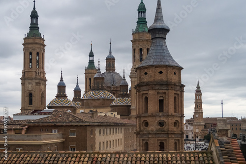 Panorámica de las torres de la basílica del Pilar y de la Seo en el casco antiguo de Zaragoza, Aragón, España.