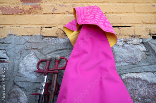capote y espadas para torear en una plaza de toros de españa.
