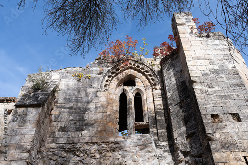 Ruinas del Monasterio de Bonaval con ventana gótica, Retiendas, Guadalajara, españa.