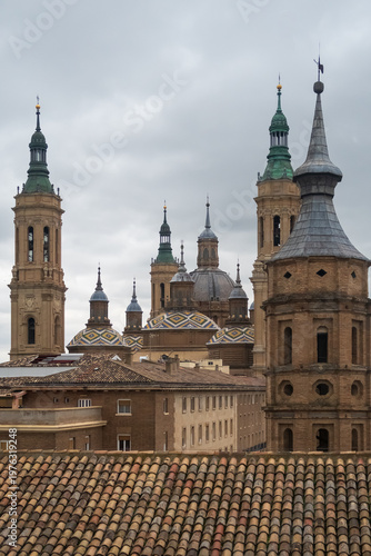 Panorámica de las torres de la basílica del Pilar en el casco antiguo de Zaragoza, Aragón, España.