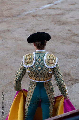 Torero con el capote en una plaza de toros de España.