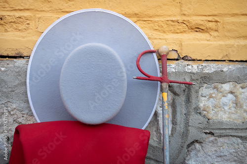Instrumentos para torear, espada, sombrero cordobés y muleta.