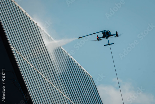 Foto Drone Performing High-Rise Building Facade Window Washing