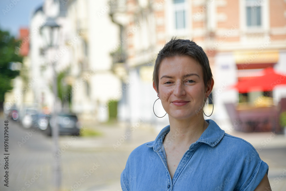 Obraz premium Porträt einer selbstbewussten Frau in urbaner Umgebung, natürliches Licht und authentischer Ausdruck, moderner Lifestyle mit Copyspace