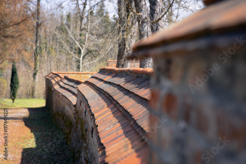 Mauer an einem Friedhof