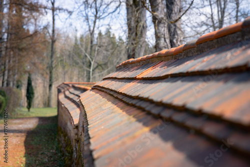 Mauer an einem Friedhof
