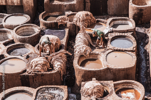 Fotografi Men working in the Chouara tannery in Fes, Morocco.