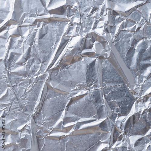 Feuille Aluminium Argenté Froissé Reflets Métalliques Motifs de Plis Aléatoires Abstrait
