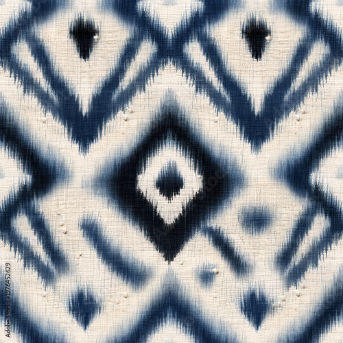 Tissu Ikat Motif Géométrique Flou Indigo Profond et Tons Crème Tissage Ethnique
