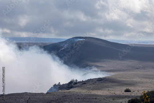 Foto Smoke emitting from Kilauea volcano caldera in Hawaii Volcanoes National Park