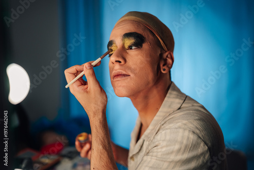 Canvastavla Drag performer applying dramatic yellow eyeshadow with a brush, reflecting ident