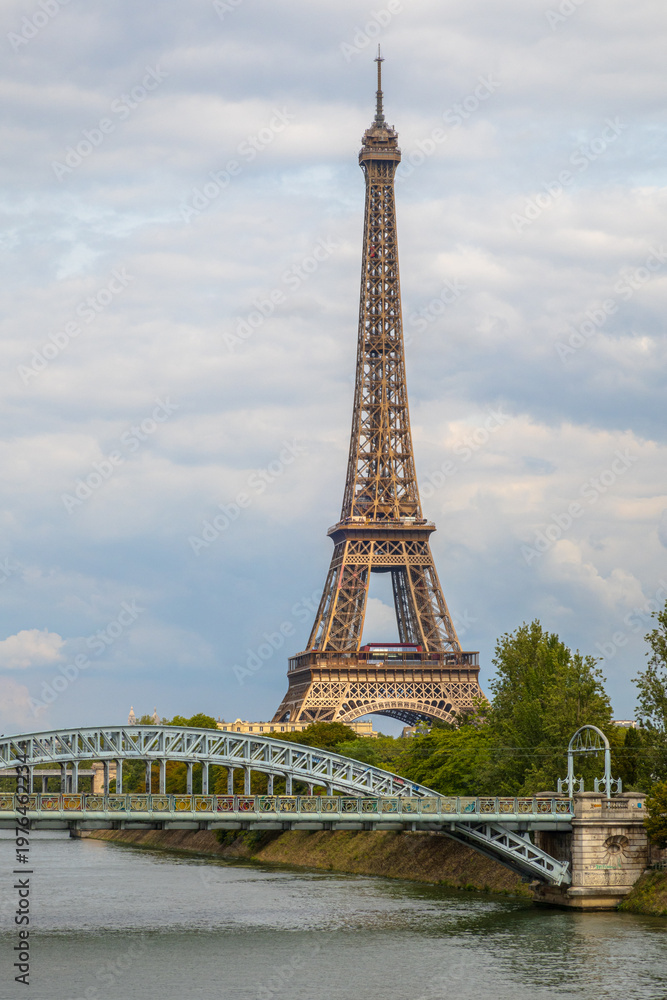Naklejka premium Eiffel Tower and the Pont Rouelle in Paris - France
