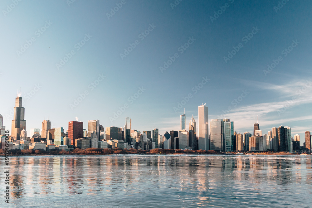 Obraz premium Chicago skyline panorama with reflection on Lake Michigan