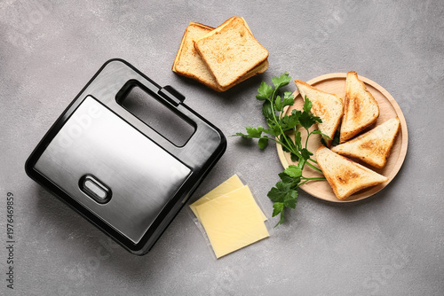 Electric sandwich maker wit...