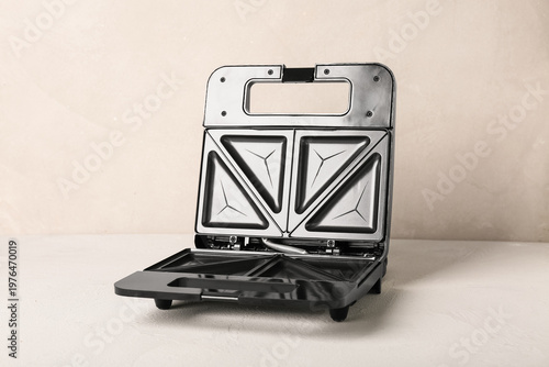 Electric sandwich maker on ...