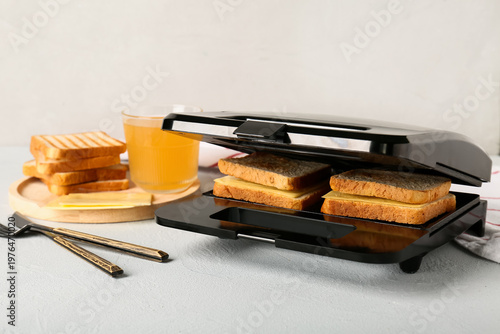 Electric sandwich maker wit...