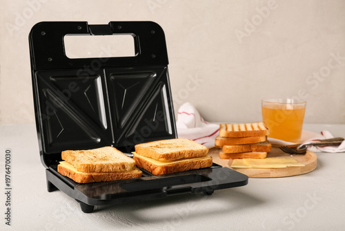 Electric sandwich maker wit...