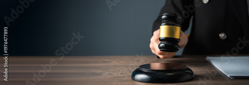 Billede på lærred Judge holding a gavel, symbolizing authority, legal decision-making, and the administration of justice, representing fairness and the power of the courtroom