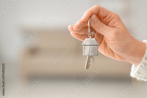 Female hand holding keys fr...