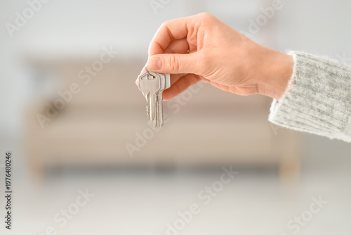 Female hand holding keys fr...