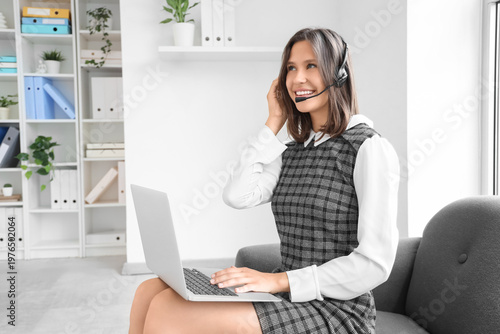 Female technical support ag...