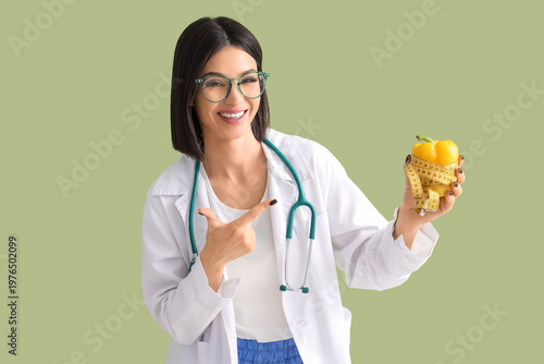 Female nutritionist with be...