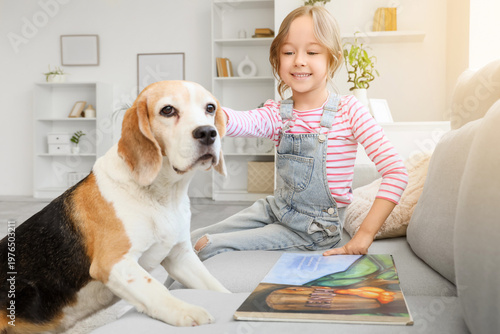 Cute little girl with Beagl...