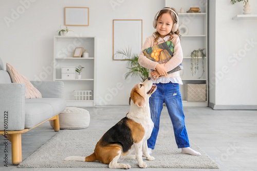 Cute little girl with Beagl...