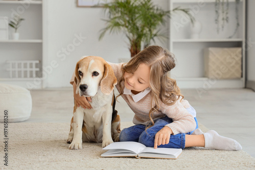 Cute little girl with Beagl...