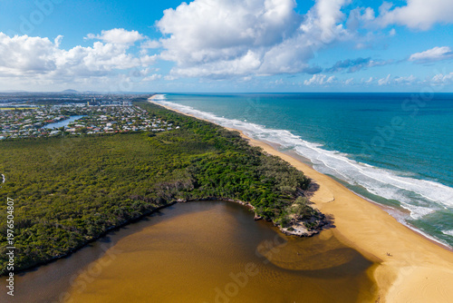 Φωτογραφία Aerial panorama of Currimundi Creek estuary flowing into the Pacific Ocean at Sunshine Coast, Queensland, showcasing vibrant coastal landscapes and urban fringe