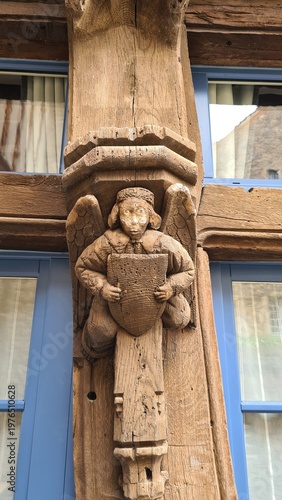 Obraz na plátně Une belle sculpture en bois portant un écu sur une belle maison médiévale du vil
