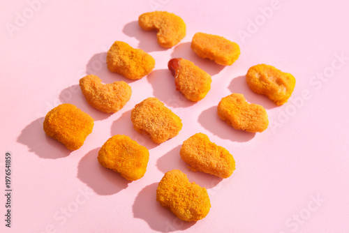 Schilderij op canvas Tasty nuggets on pink background