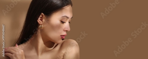 Young Asian woman wearing b...