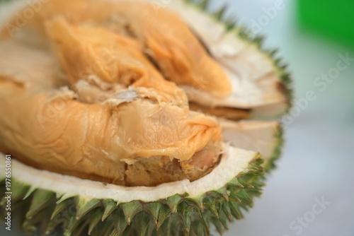 Fotografía A freshly opened durian, often referred to as the King of Fruits
