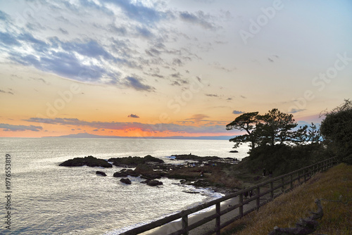 日本の神奈川県、秋谷の立石海岸の夕焼け