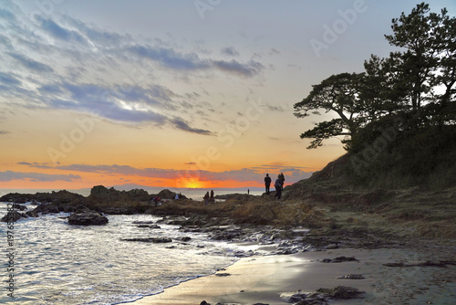 日本の神奈川県、秋谷の立石海岸の夕焼け