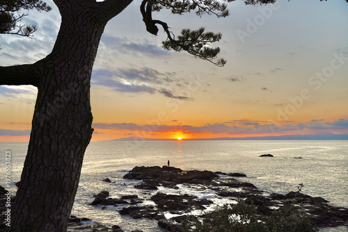 日本の神奈川県、秋谷の立石海岸の夕焼け