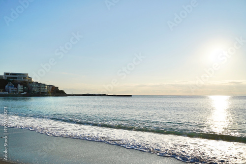 日本の神奈川県、秋谷の立石海岸の夕焼け