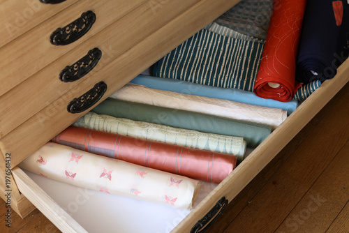 タンスに入ったたくさんの着物生地