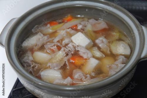 里芋と豚肉の鍋を作る様子