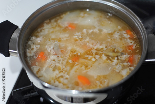 豚汁を作る様子