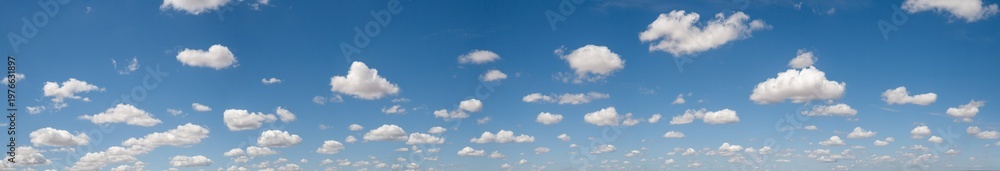 Obraz premium Wide Panorama Sky Replacement with Scattered White Cumulus Clouds horizon in a clear atmosphere