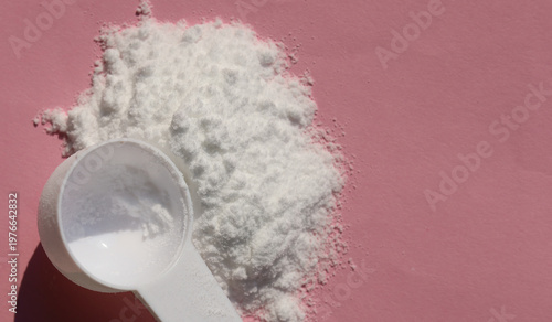 Fotografie White creatine powder used as a pre-workout performance booster.