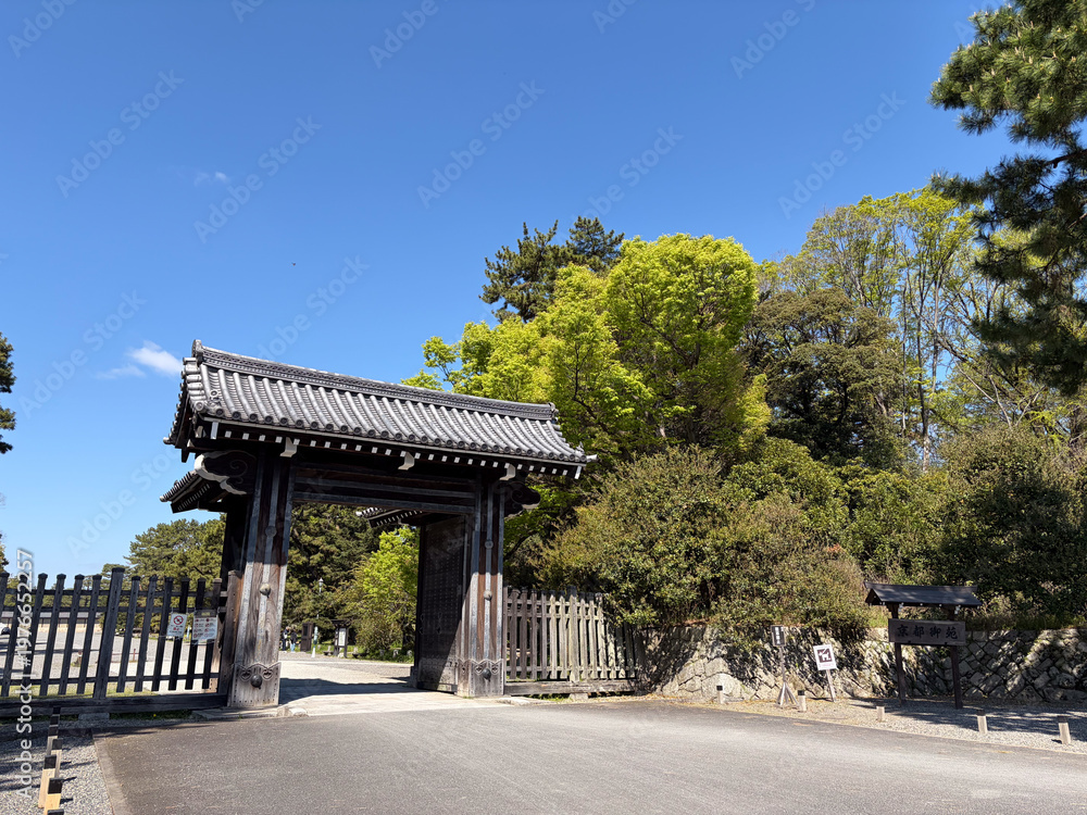 Fototapeta premium 京都御苑の清和院御門