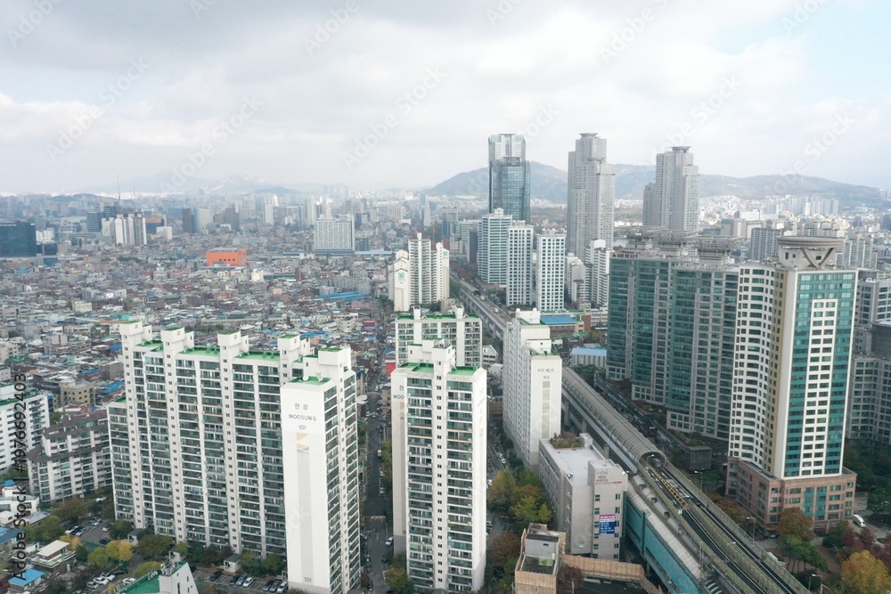 Fototapeta premium Aerial shot of modern high-rise buildings forming a dense urban skyline.