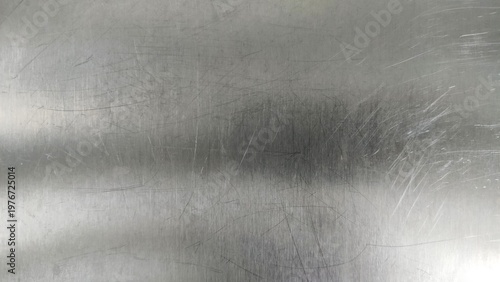 Foto close-up of a scratched metal surface, possibly stainless steel or aluminum