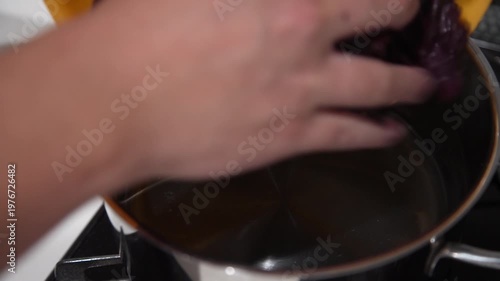 紫蘇ジュースを作る様子