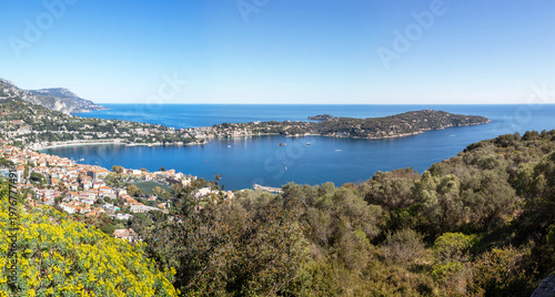 Panorama sur Villefranche-sur-Mer et le Cap Ferrat dans le département des Alpes Maritimes
