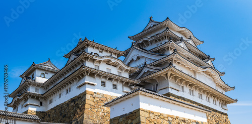 姫路城_江戸時代初期の建築がそのまま残る「現存12天守」の一つ、特に大天守と3つの小天守が渡櫓で結ばれた連立式天守の姿は壮観