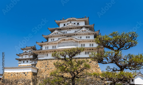 姫路城_江戸時代初期の建築がそのまま残る「現存12天守」の一つ、特に大天守と3つの小天守が渡櫓で結ばれた連立式天守の姿は壮観